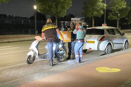 Maaltijdbezorger onderuit op de Spaarndamseweg in Haarlem