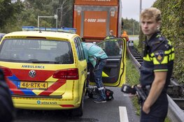 Vrachtwagen botst tegen zijkant van personenwagen