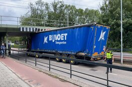 Vrachtwagen rijdt tegen spoorviaduct in Haarlem