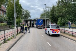 Vrachtwagen rijdt tegen spoorviaduct in Haarlem