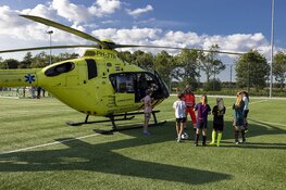 Traumahelikopter landt tijdens training op voetbalveld in Haarlem