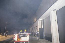 Bedrijfspand vol met rook na brand in afvalcontainer in Zandvoort