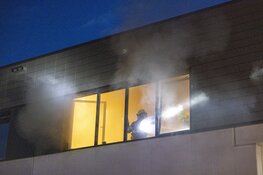 Bedrijfspand vol met rook na brand in afvalcontainer in Zandvoort