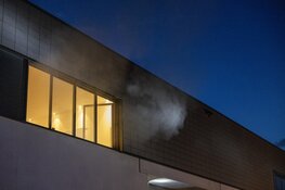 Bedrijfspand vol met rook na brand in afvalcontainer in Zandvoort