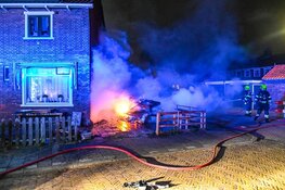 Caravan gaat volledig in vlammen op in Velsen-Noord
