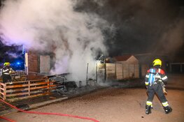 Caravan gaat volledig in vlammen op in Velsen-Noord