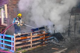 Caravan gaat volledig in vlammen op in Velsen-Noord