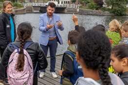 Vele Haarlemse handjes op pad voor een plasticvrije gracht èn stoep