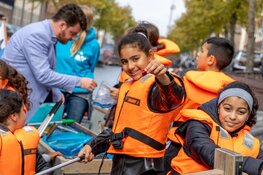 Vele Haarlemse handjes op pad voor een plasticvrije gracht èn stoep
