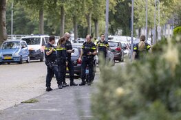 Agenten in kogelwerende vesten op de Jan Gijzenkade