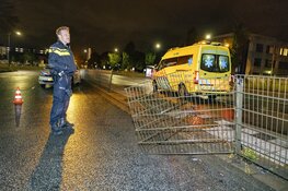 Weer auto door hekwerk op de Europaweg in Haarlem