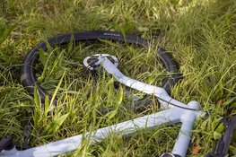 Fietsster gewond na aanrijding door busje op rotonde in Haarlem