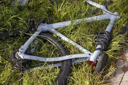 Fietsster gewond na aanrijding door busje op rotonde in Haarlem