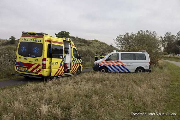 Wielrenner ziet gewonde fietser langs voetpad zitten