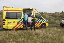 Wielrenner ziet gewonde fietser langs voetpad zitten