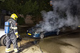 Auto zwaar beschadigd na brand aan de Cearalaan in Overveen