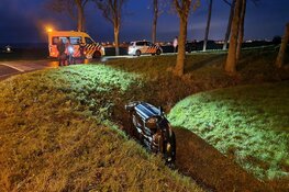 Auto te water na botsing op grens Heemskerk/Uitgeest