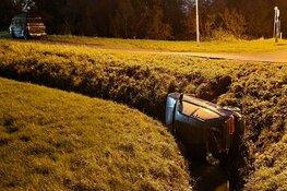 Auto te water na botsing op grens Heemskerk/Uitgeest