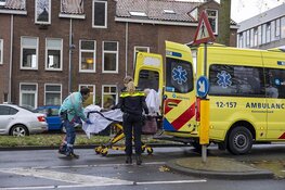 Oudere vrouw gewond na botsing met auto op de Westergracht