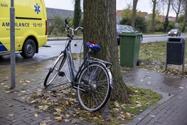 Oudere vrouw gewond na botsing met auto op de Westergracht