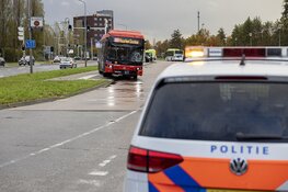 Schade bij botsing tussen bus en scooter in Haarlem