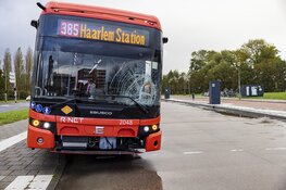 Schade bij botsing tussen bus en scooter in Haarlem