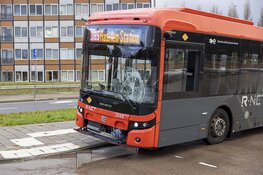 Schade bij botsing tussen bus en scooter in Haarlem