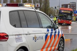 Schade bij botsing tussen bus en scooter in Haarlem