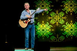 Solovoorstelling met een lach, een traan en een korrel zout