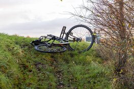 Hoogwerker breekt los van wagen en raakt fietser in Uitgeest