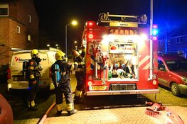 Brand verwoest houten schuur achter woning in Beverwijk