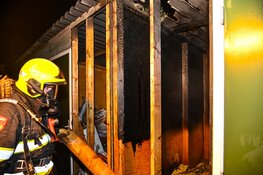 Brand verwoest houten schuur achter woning in Beverwijk