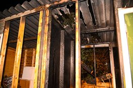Brand verwoest houten schuur achter woning in Beverwijk