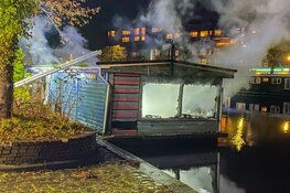 Brand op woonboot in Haarlem