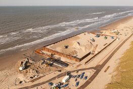 Eerste mantelbuis voor windenergie van zee onder duinen door getrokken bij Heemskerk