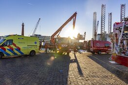 Auto te water op het Sluisplein in IJmuiden, man uit auto gehaald