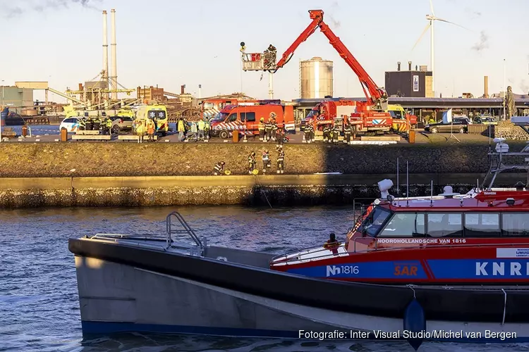 Man overleden nadat zijn auto te water raakte in IJmuiden