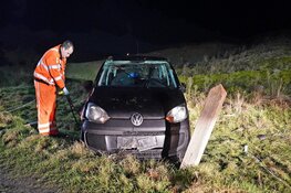 Auto over de kop, bestuurder komt met de schrik vrij