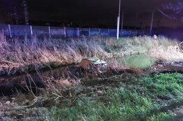Auto te water in Beverwijk, man zwaargewond