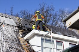 Dak vliegt in de brand tijdens werkzaamheden in Vogelenzang