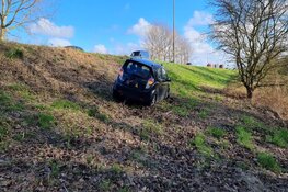 Auto raakt van de weg in Beverwijk