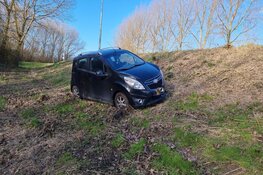 Auto raakt van de weg in Beverwijk