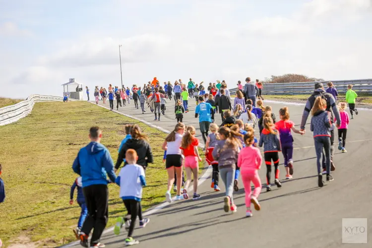 Rennen over CM.com Circuit Zandvoort tijdens Kids Circuit Run