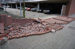 Muur omgewaaid op Geusevesperstraat in Haarlem
