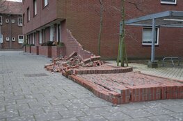 Muur omgewaaid op Geusevesperstraat in Haarlem