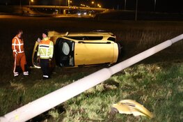 Auto crasht op afrit A9 bij Beverwijk