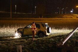 Auto crasht op afrit A9 bij Beverwijk