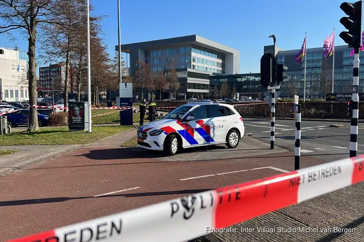 Auto beschadigd door explosie bij Van der Valk Haarlem