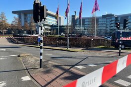 Auto beschadigd door explosie bij Van der Valk Haarlem