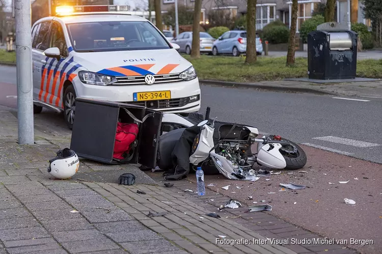 Maaltijdbezorger in botsing met auto op de Orionweg in Haarlem